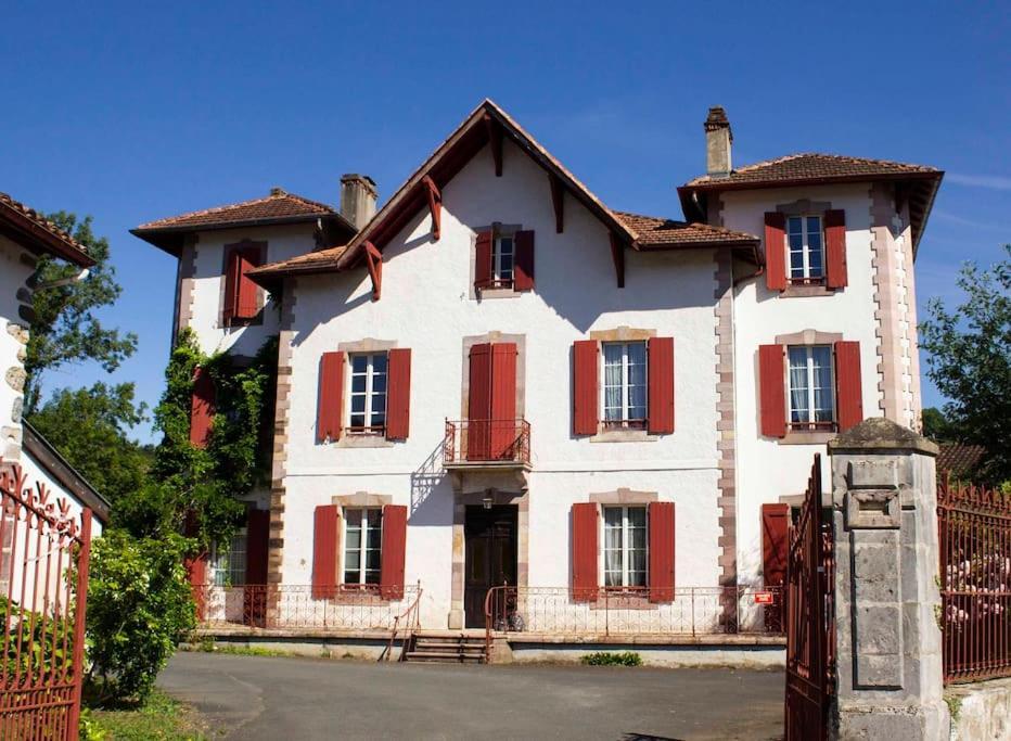 Entier, Terrasse, 4 Personnes Sur Le Gr10 * Saint-Etienne-de-Baigorry