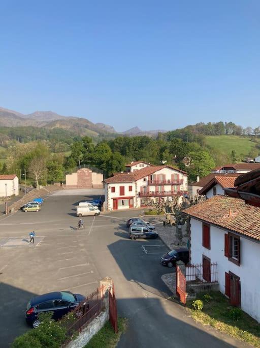 Entier, Terrasse, 4 Personnes Sur Le Gr10 *